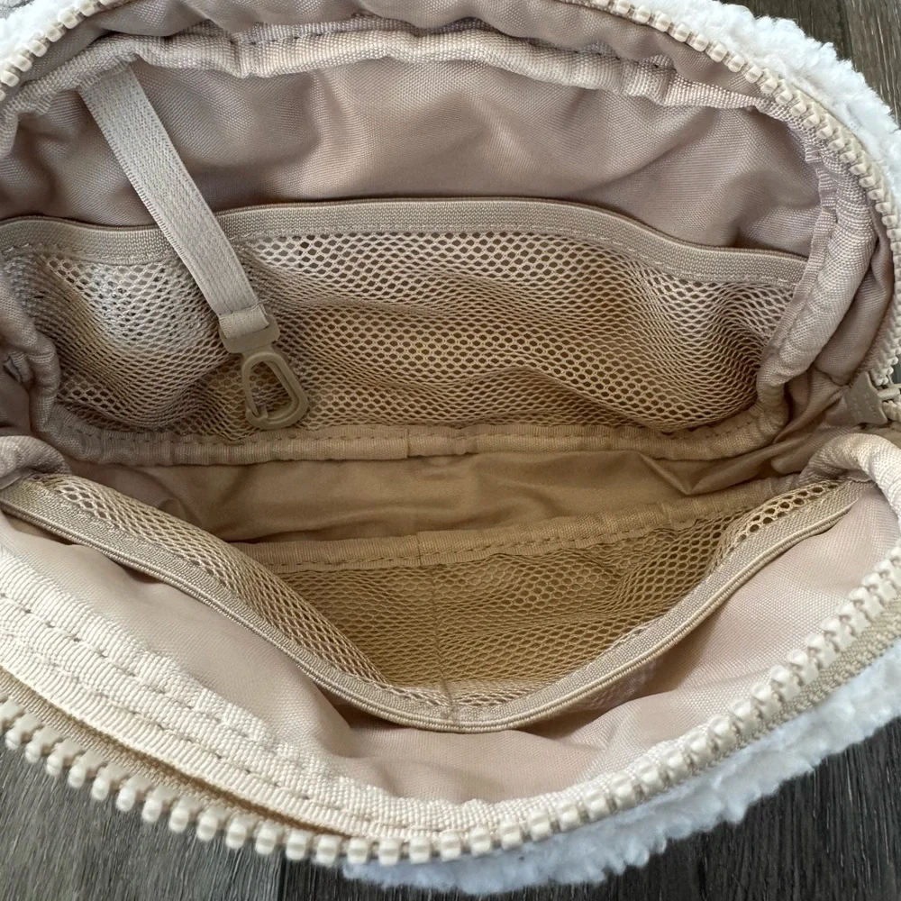 Lolë Crossbody Bag Cream / Tan Sherpa Unisex Belt Bag Adjustable Fanny Pack